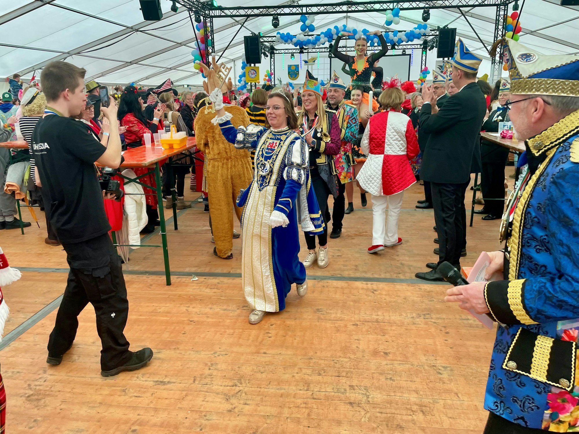 Stolz zeigt die Prinzessin den Rathausschlüssel.