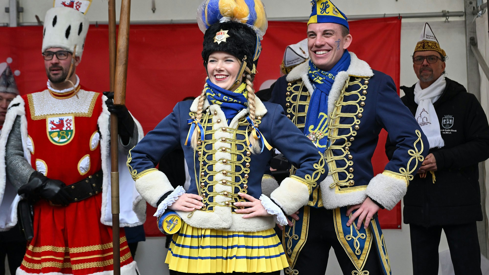 Tanzmarie und Tanzoffizier in blau goldener Uniform, lachend