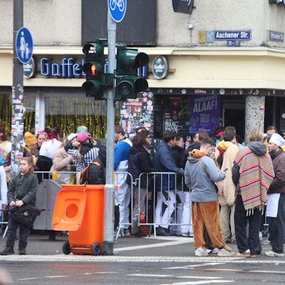 Wegen Überfüllung geschlossen: An der Aachener Straße warten an einer Kneipe Jecken auf Einlass.