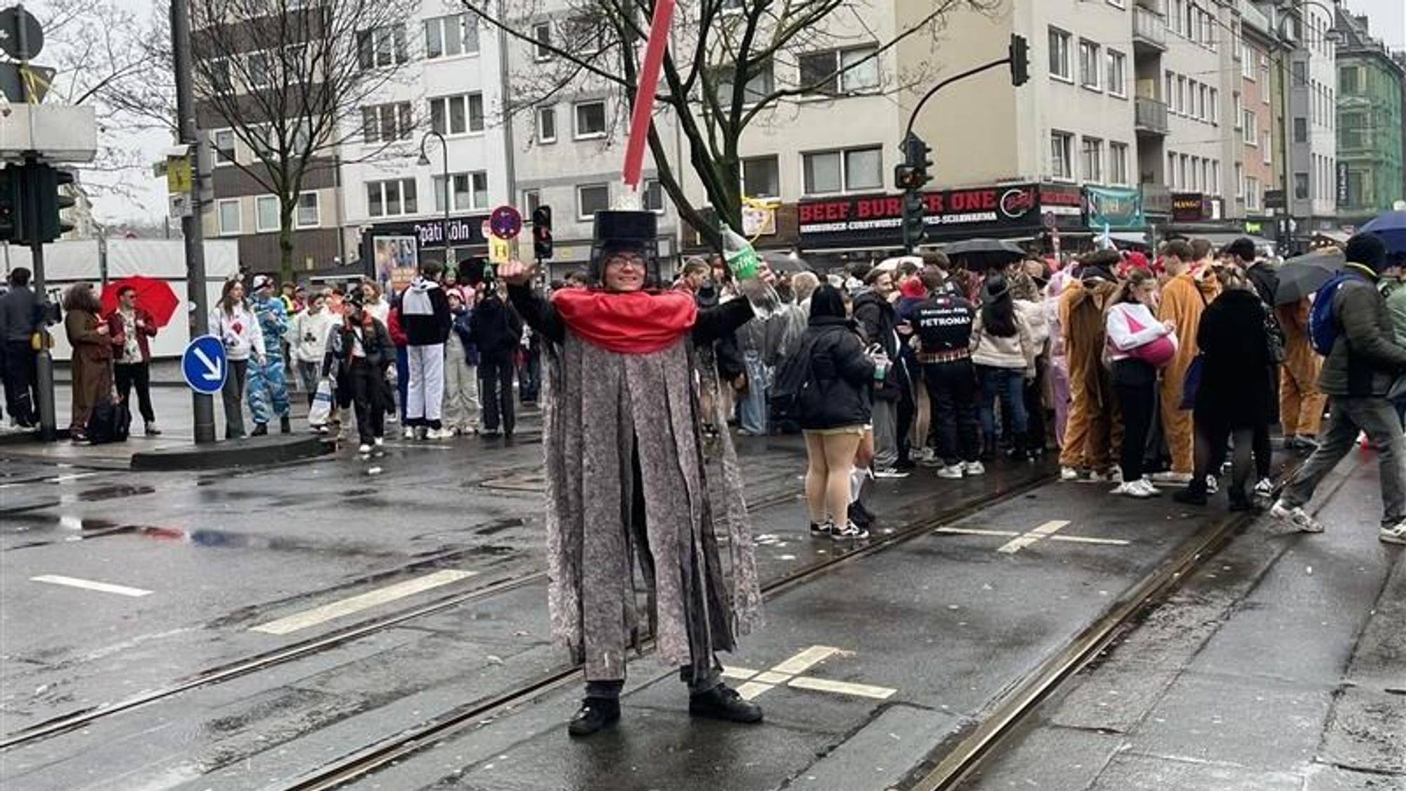 Leon, 18 Jahre alt, Riesenwischmopp unterwegs.