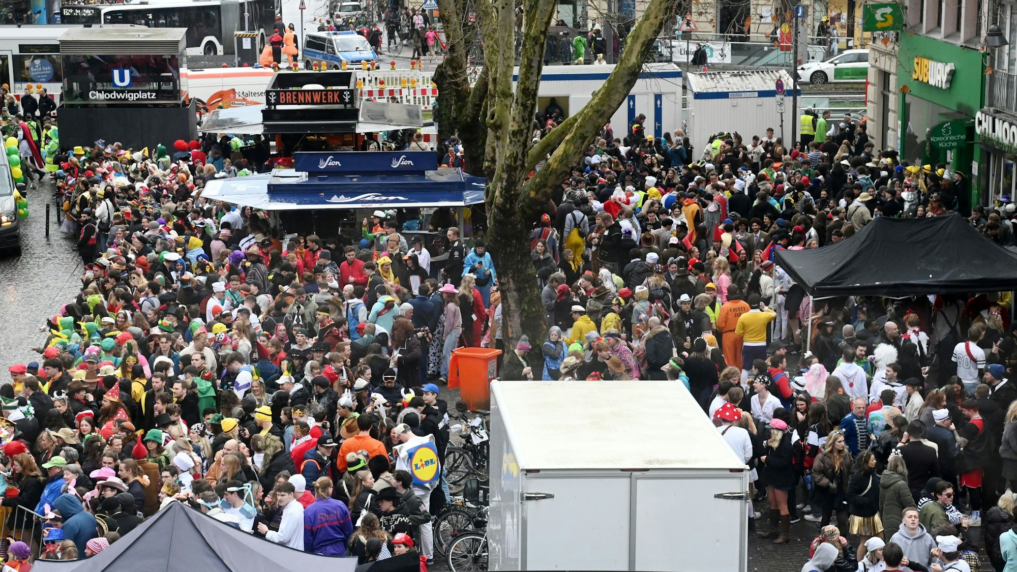 In den Regenpausen wurde es voll am Chlodwigplatz.