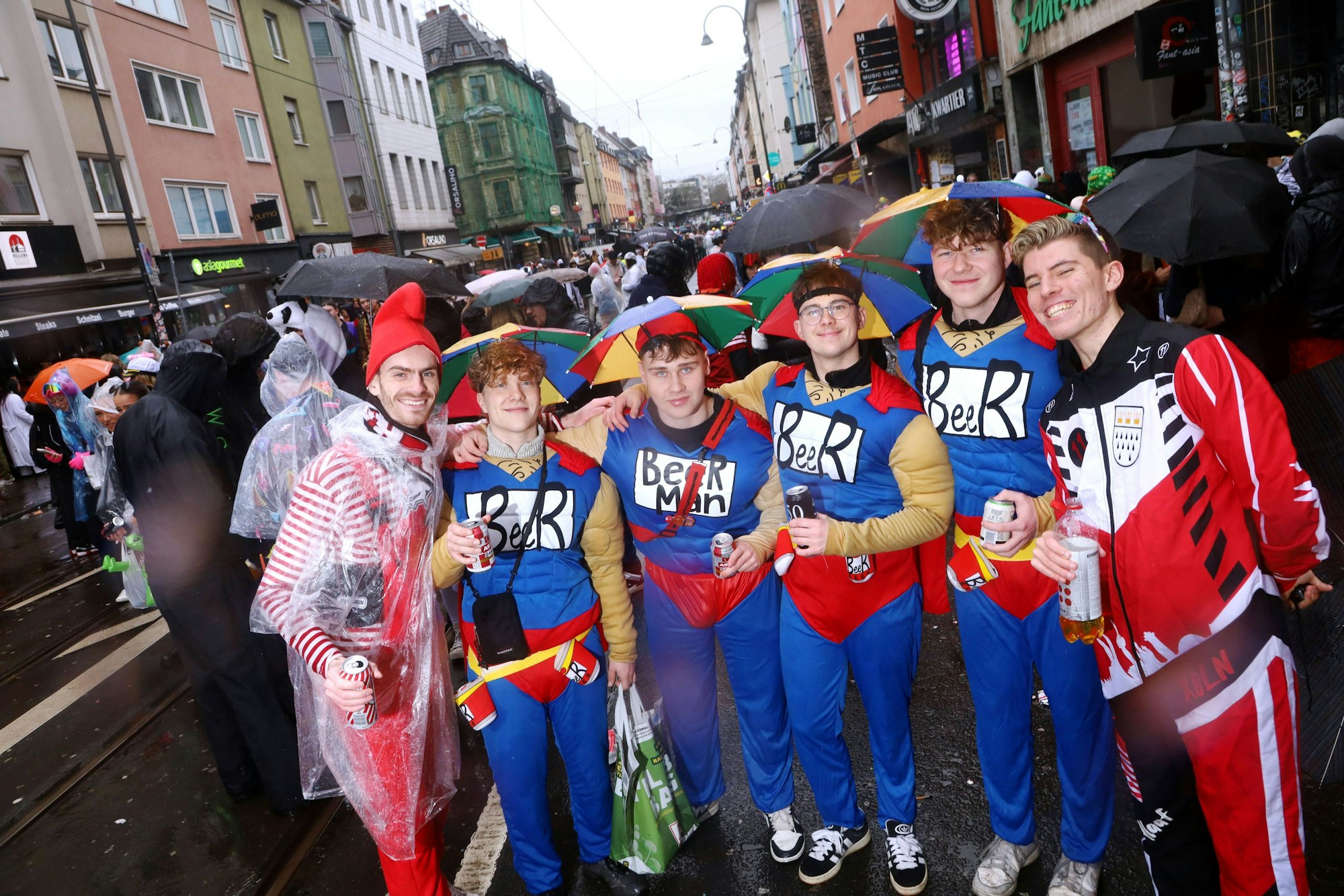 12.02.2026, Köln: Weiberfastnacht 2026 an der Zülpischer Straße. Der Regen war allgegenwertig die Laune war dennoch ausgelassen. Foto: Arton Krasniqi