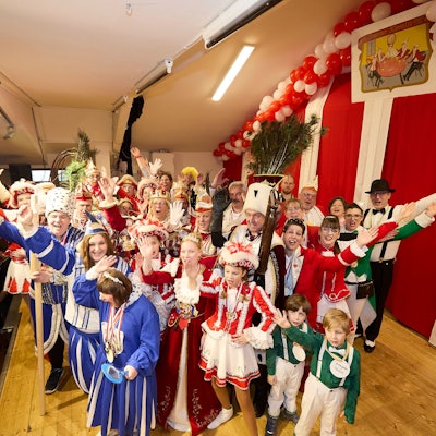 Zahlreiche Karnevalisten der Vereine der Gemeinde Nettersheim stehen im Dorfsaal in Zingsheim auf der Bühne.