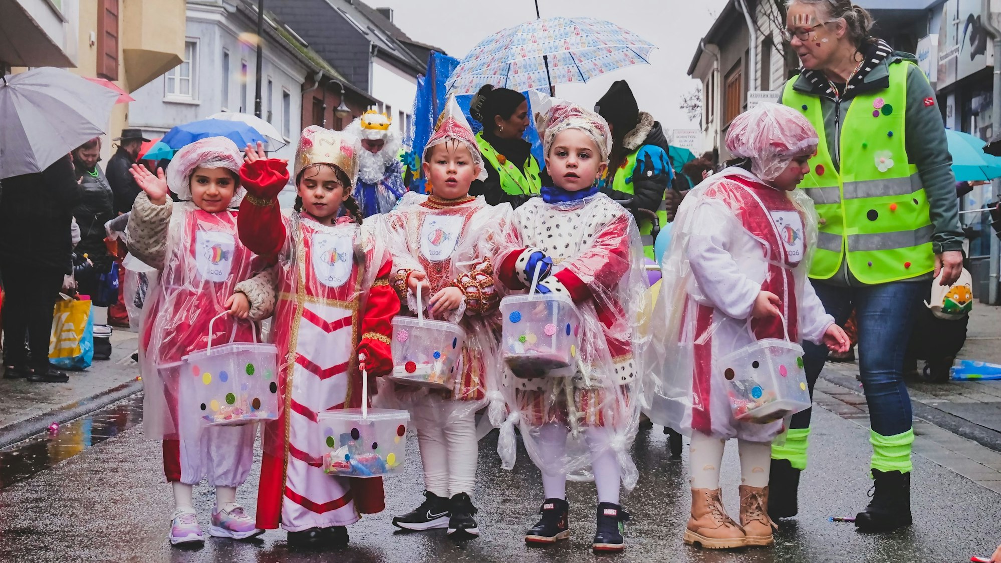 Das Bild zeigt die Kinder-Tollitäten in ihren Kostümen.