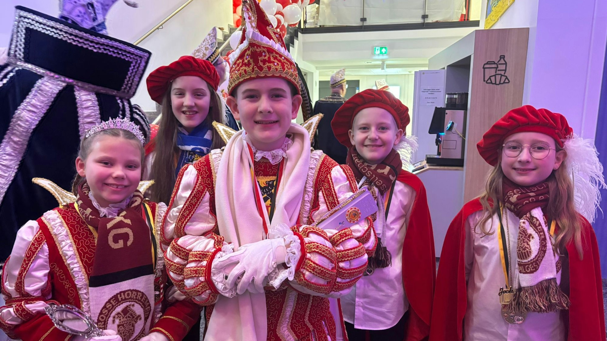 Das Foto zeigt die jungen Jecken des Horremer Kinderdreigestirns.