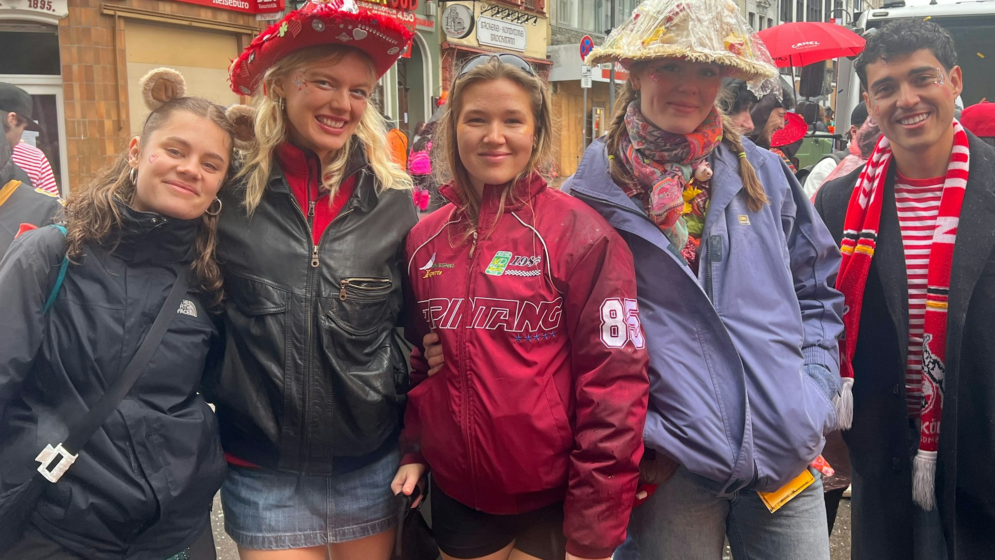 Die 21-jährige Victoria Stollwerk (2.v.l.) ist mit ihren Freundinnen in die Südstadt gekommen: Mit 16 Jahren gingen sie noch ins Zülpicher Viertel.