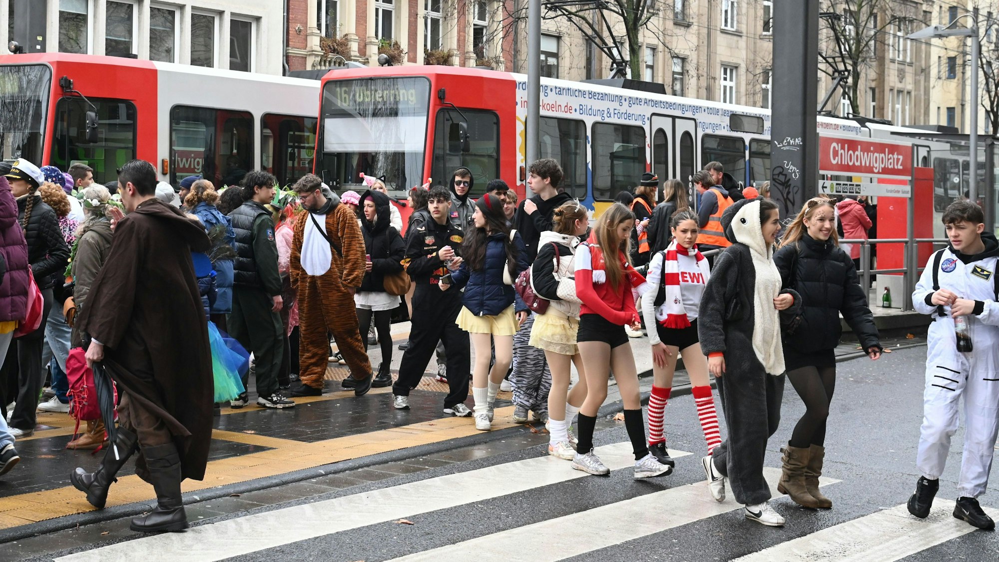 Straßenkarneval zu Weiberfastnacht rund um den Chlodwigplatz in Köln.