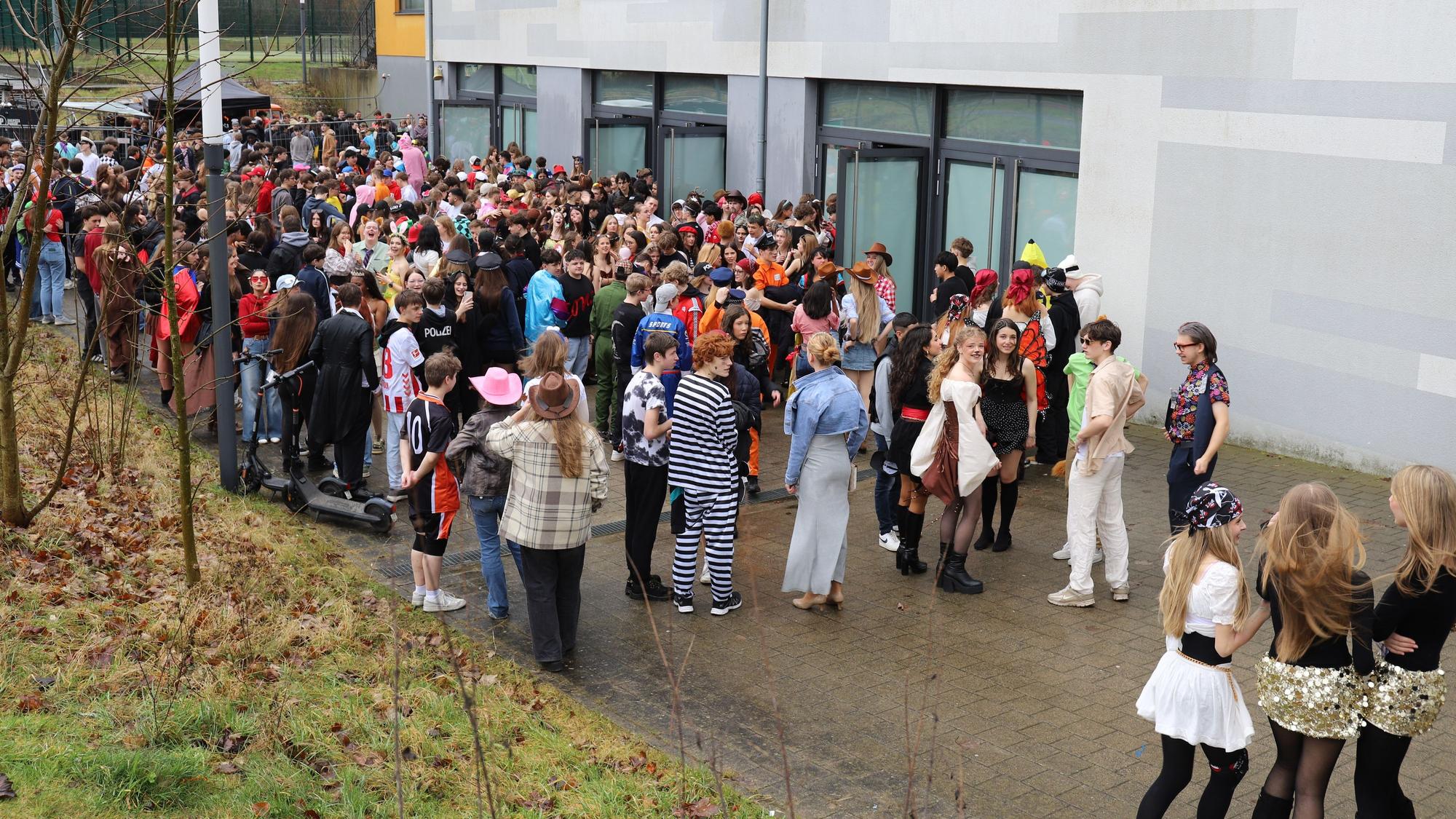 In der Meiersheide feierten Hunderte Jugendliche eine Weiberfastnachtsparty ohne Alkohol. Nach einer guten Stunde musste die Halle wegen eines einlaufenden Brandmelders eräumt werden, es gab aber kein Feuer.