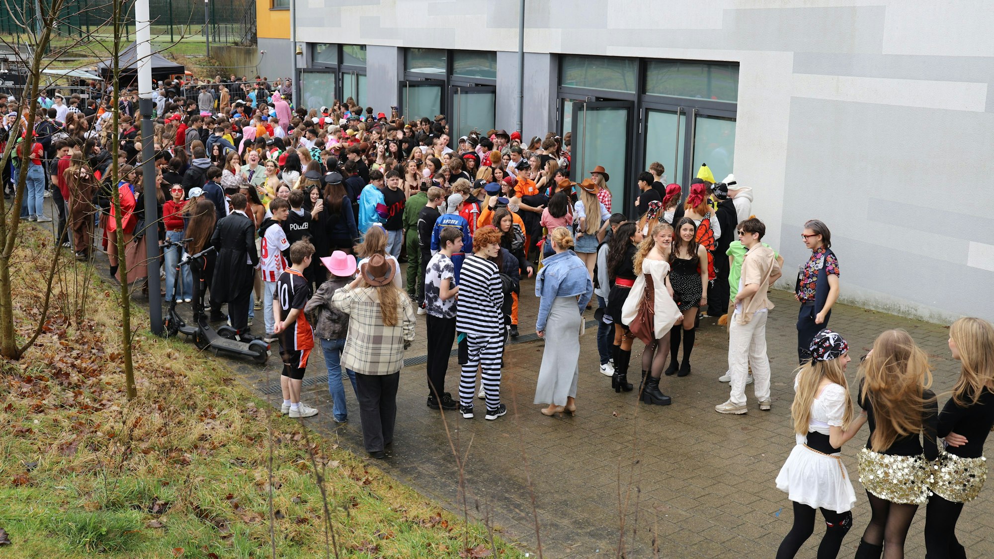 In der Meiersheide feierten Hunderte Jugendliche eine Weiberfastnachtsparty ohne Alkohol. Nach einer guten Stunde musste die Halle wegen eines einlaufenden Brandmelders eräumt werden, es gab aber kein Feuer.