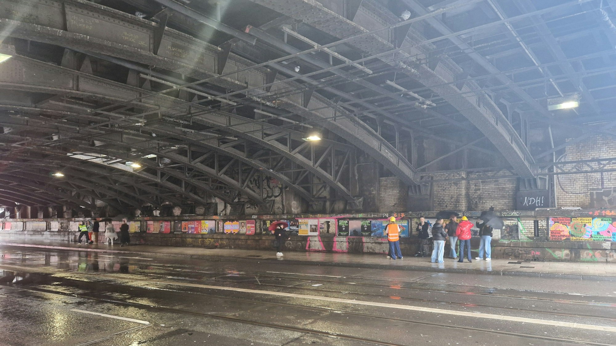 Die Unterführung auf der Luxemburger Straße dient als Unterstand.