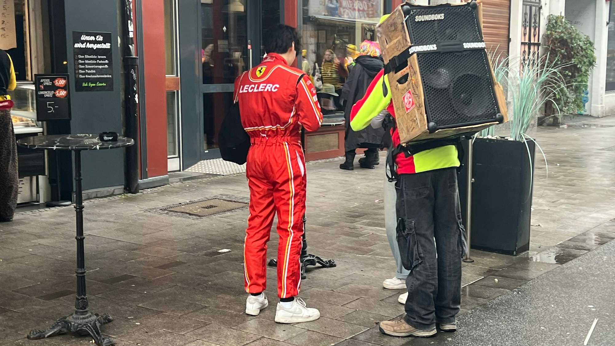Zwei JEcke an der Severinsstraße, einer hat eine Musikbox auf dem Rücken