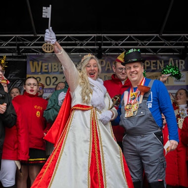 Prinzessin Colette I. reckt den Schlüssel in die Höhe. Wirklich unglücklich sieht Bürgermeister Sacha Reichelt aber nicht aus.