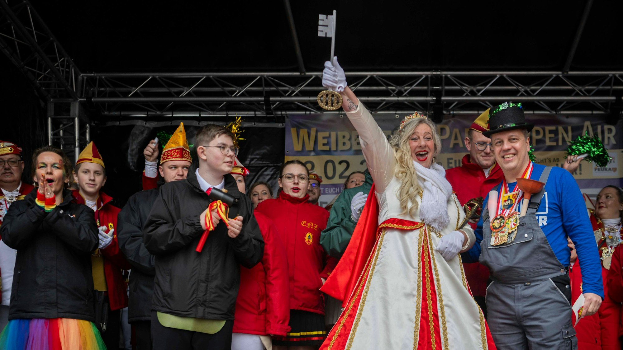 Prinzessin Colette I. reckt den Schlüssel in die Höhe. Wirklich unglücklich sieht Bürgermeister Sacha Reichelt aber nicht aus.
