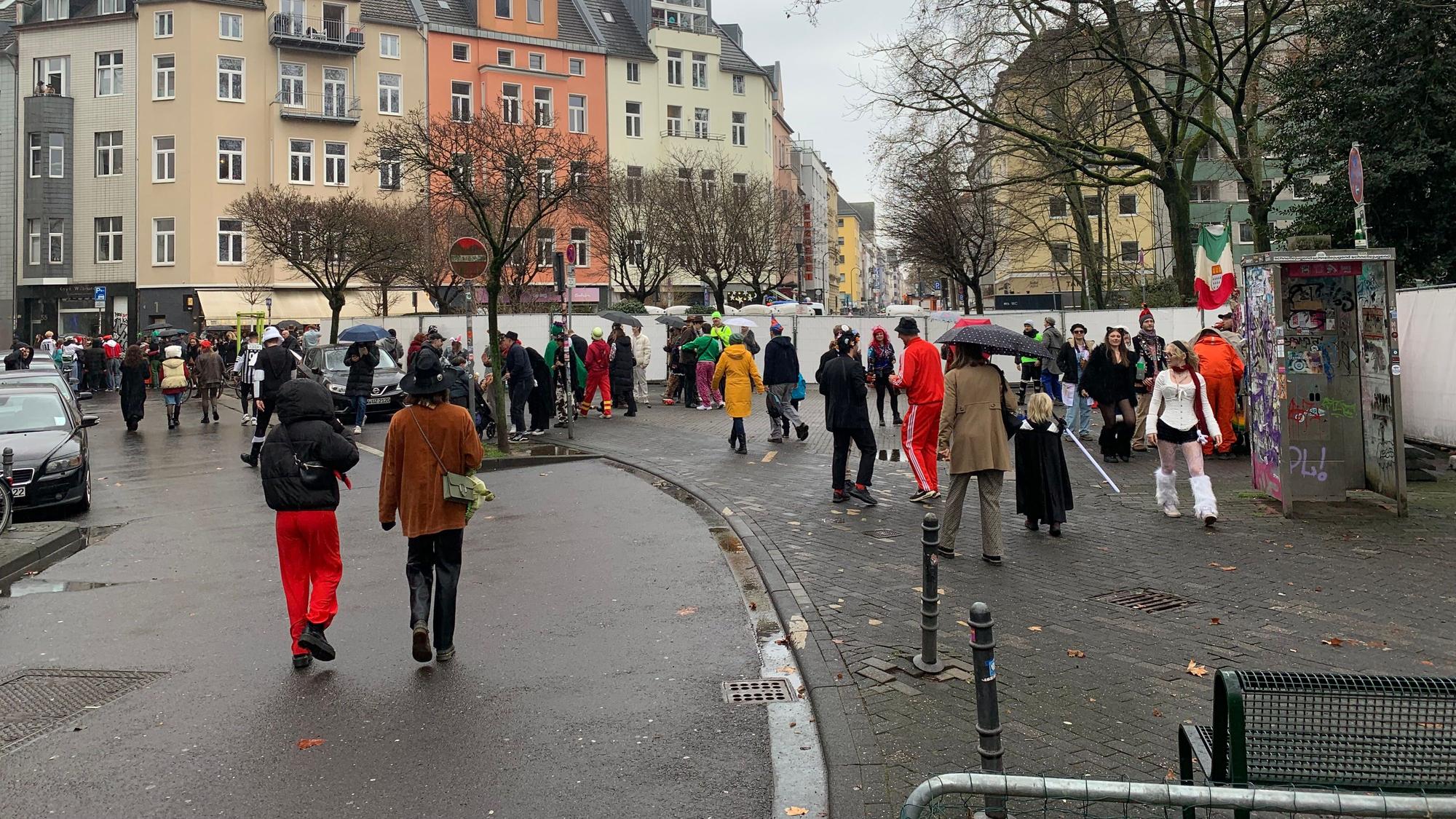 Wenig los am Brüsseler Platz. In den Kneipen herrscht jedoch ausgelassene Stimmung.