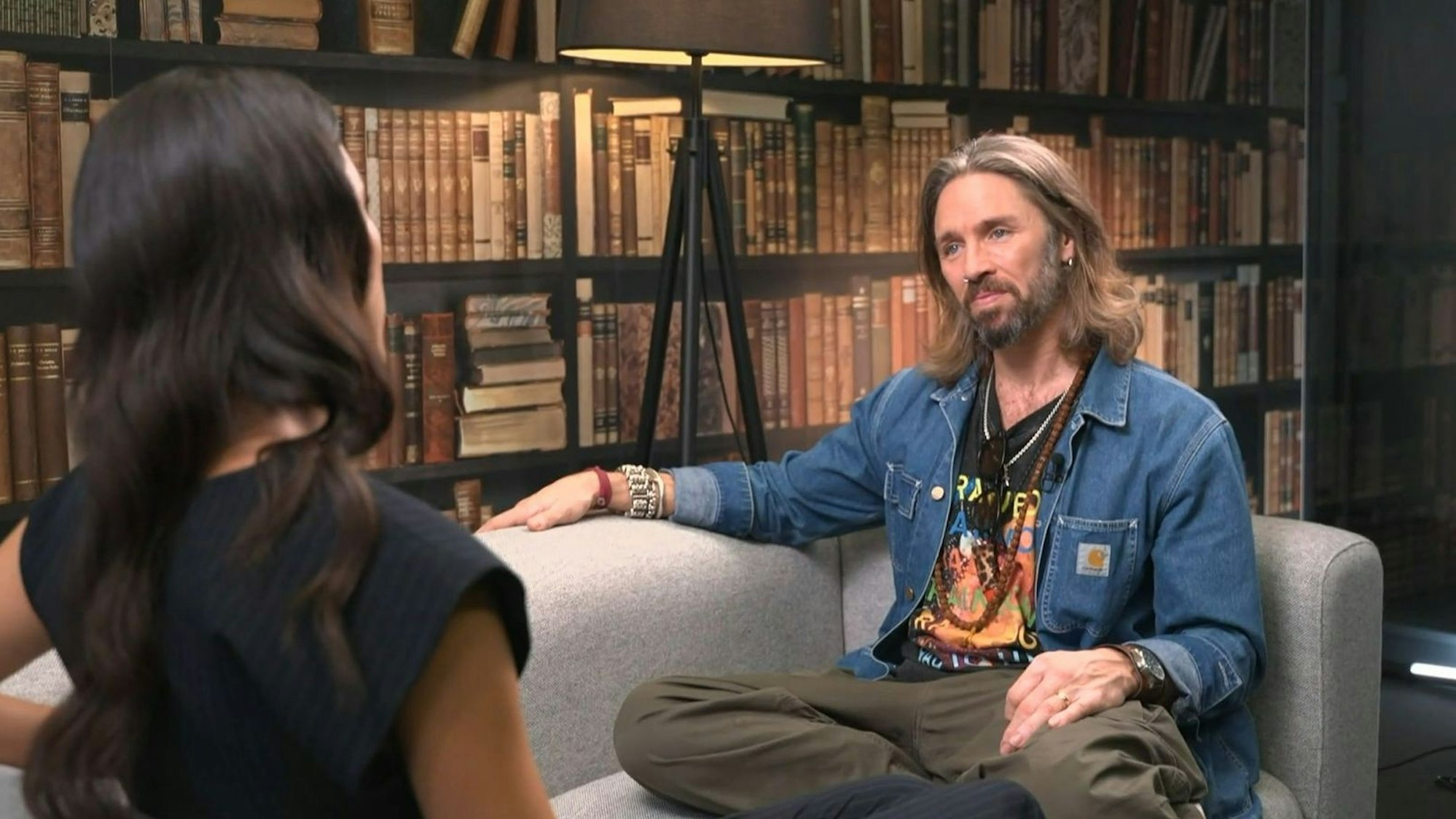 Gil Ofarim stellte sich im RTL-Star-Magazin „Exklusiv“ den Fragen von Rebecca Mir. (Bild: RTL)