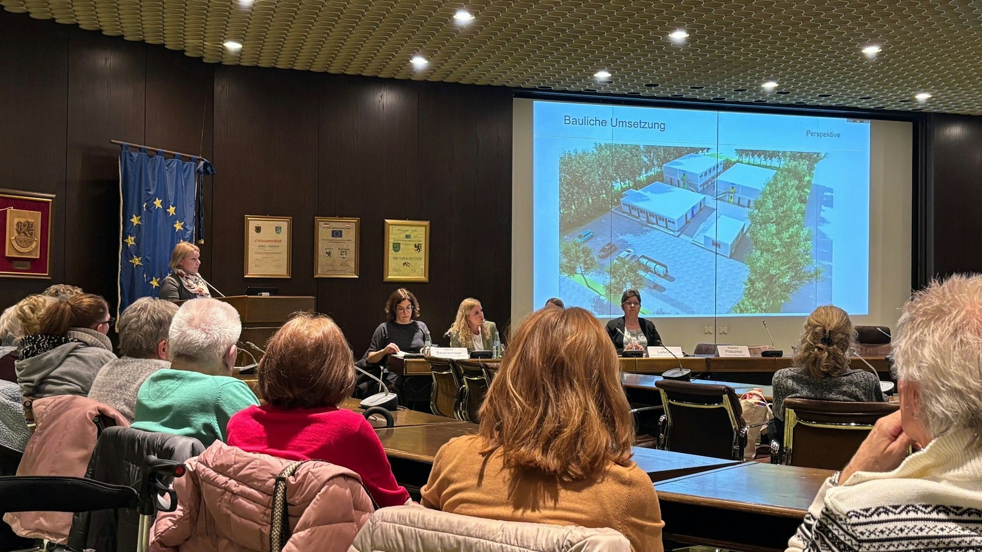 Auf dem Bild ist eine Bürgerversammlung im Ratssaal und eine Visualisierung der Unterkunft zu sehen.