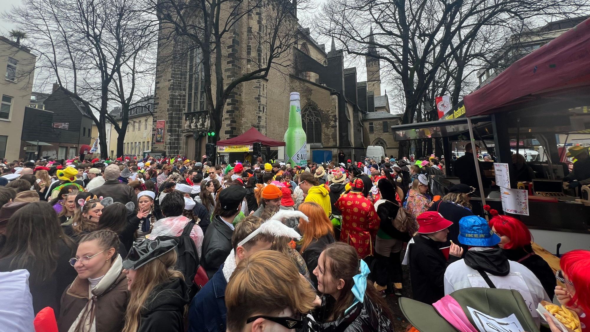 Mittags ist der Severinskirchplatz sehr gut gefüllt: Trotzdem sind die umliegenden Straßen sowie die Severinsstraße größtenteils frei.