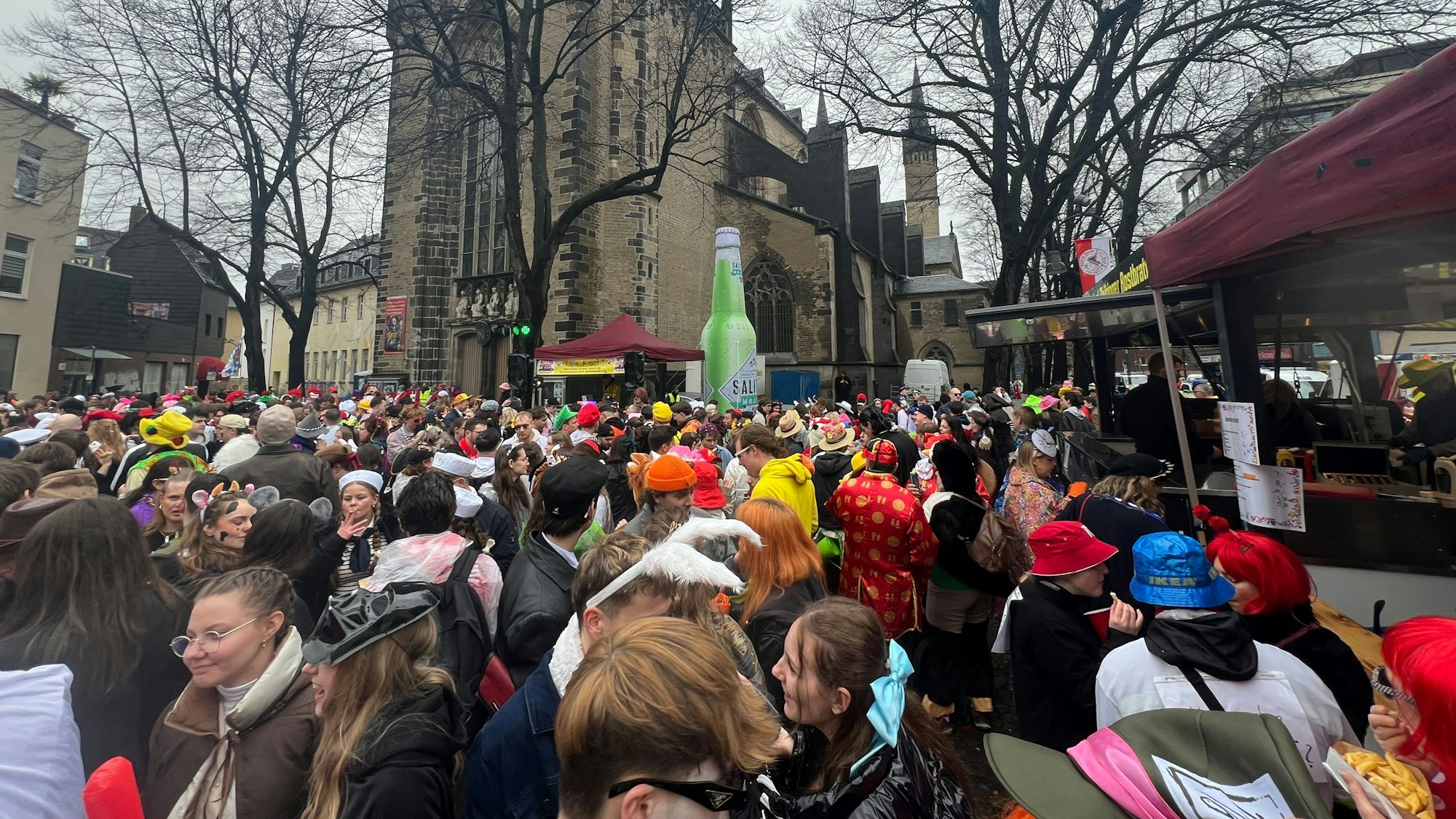Mittags ist der Severinskirchplatz sehr gut gefüllt: Trotzdem sind die umliegenden Straßen sowie die Severinsstraße größtenteils frei.