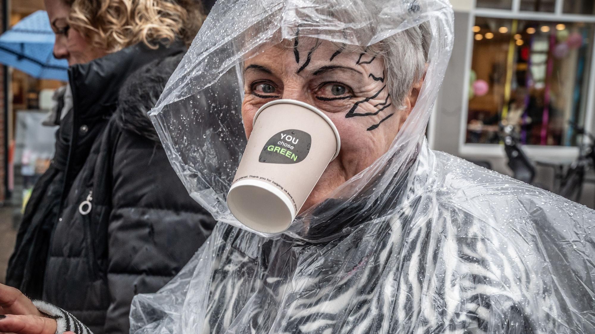 Am Schlebuscher Weiberzug 2026 beteiligten sich trotz widriger Umstände 100 Frauen.