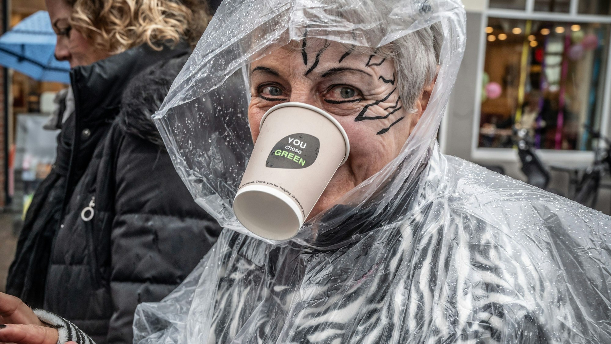 Am Schlebuscher Weiberzug 2026 beteiligten sich trotz widriger Umstände 100 Frauen.