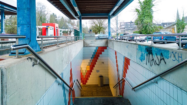 Der Zugang zu den Gleisen im Bahnhof Ründeroth ist bislang nur über Treppen möglich, einen barrierefreien Zugang gibt es nicht.