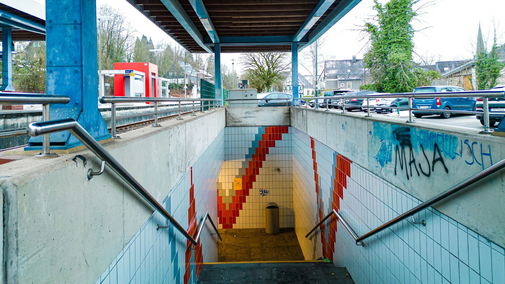 Der Zugang zu den Gleisen im Bahnhof Ründeroth ist bislang nur über Treppen möglich, einen barrierefreien Zugang gibt es nicht.