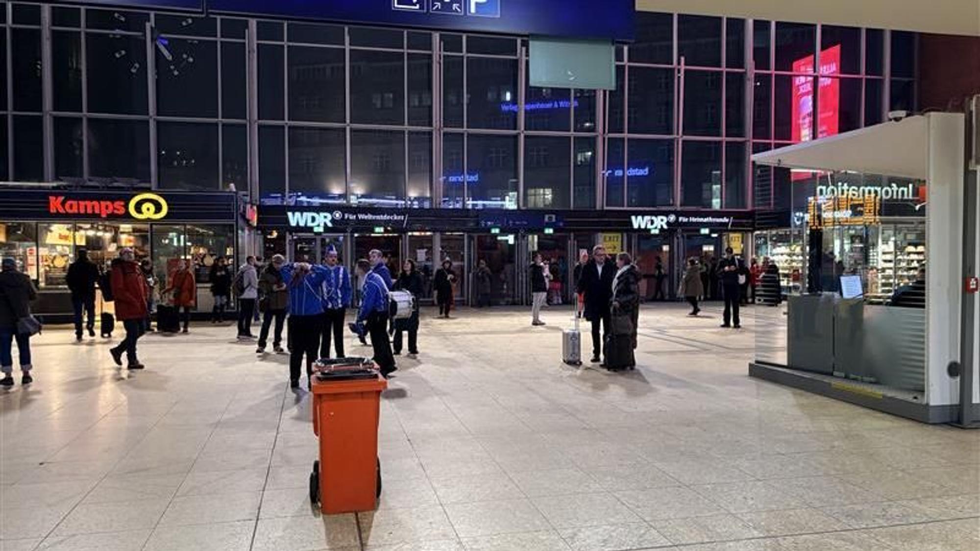 Der Kölner Hauptbahnhof ist noch leer.