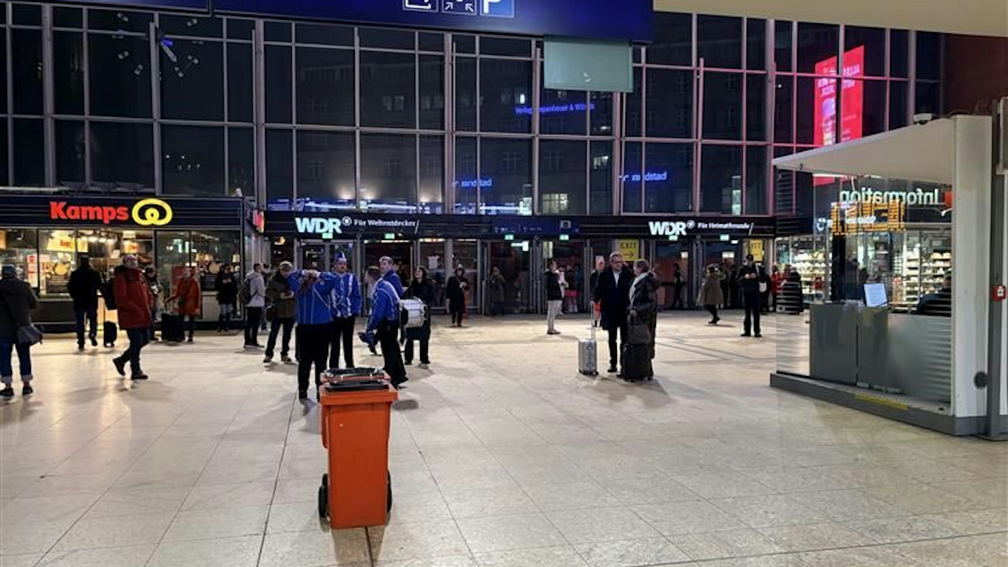 Der Kölner Hauptbahnhof ist noch leer.