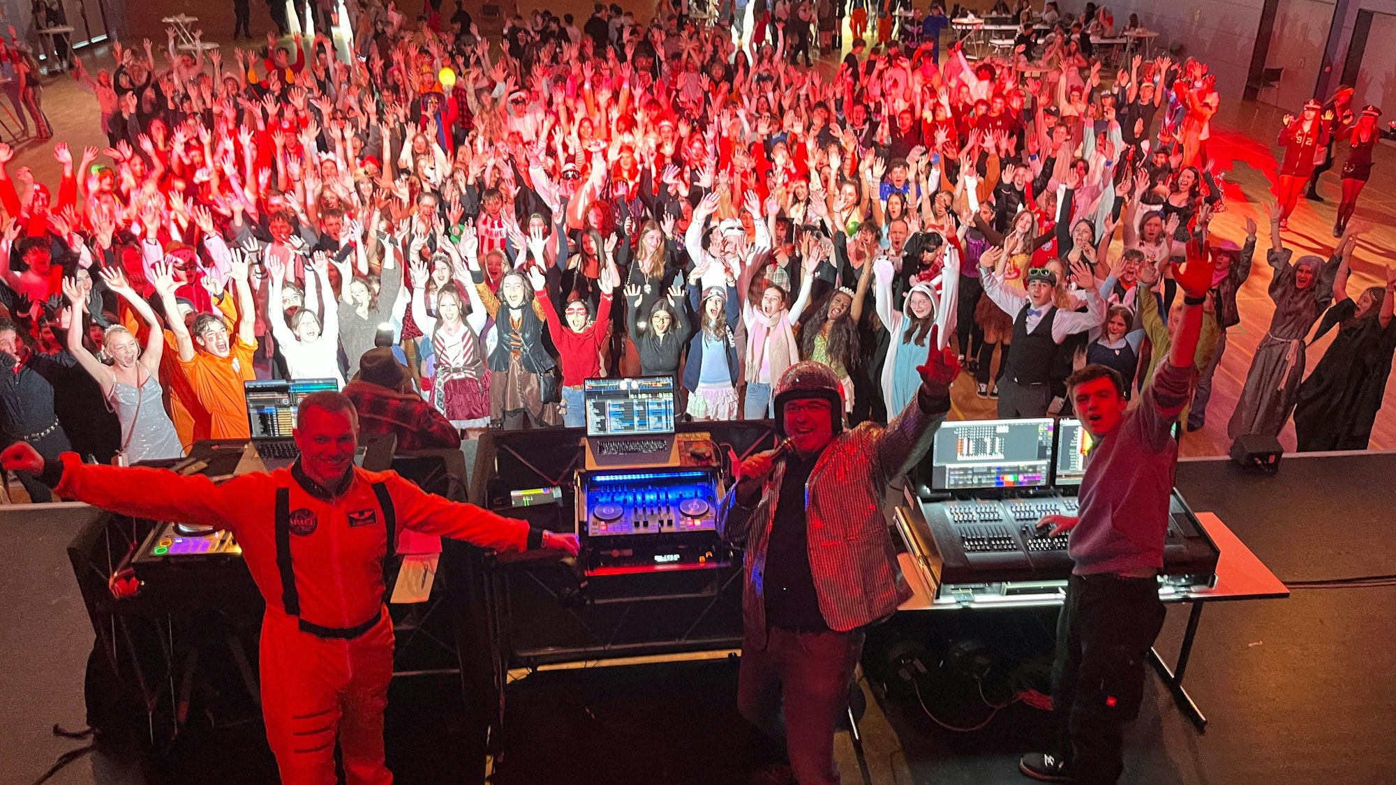 In der Meiersheide feierten Hunderte Jugendliche eine Weiberfastnachtsparty ohne Alkohol.