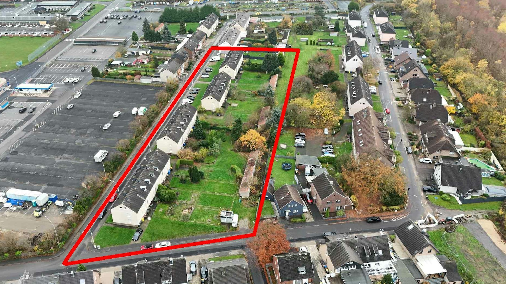 Auf dem Bild ist eine Luftaufnahme eines Wohngebietes zu sehen.