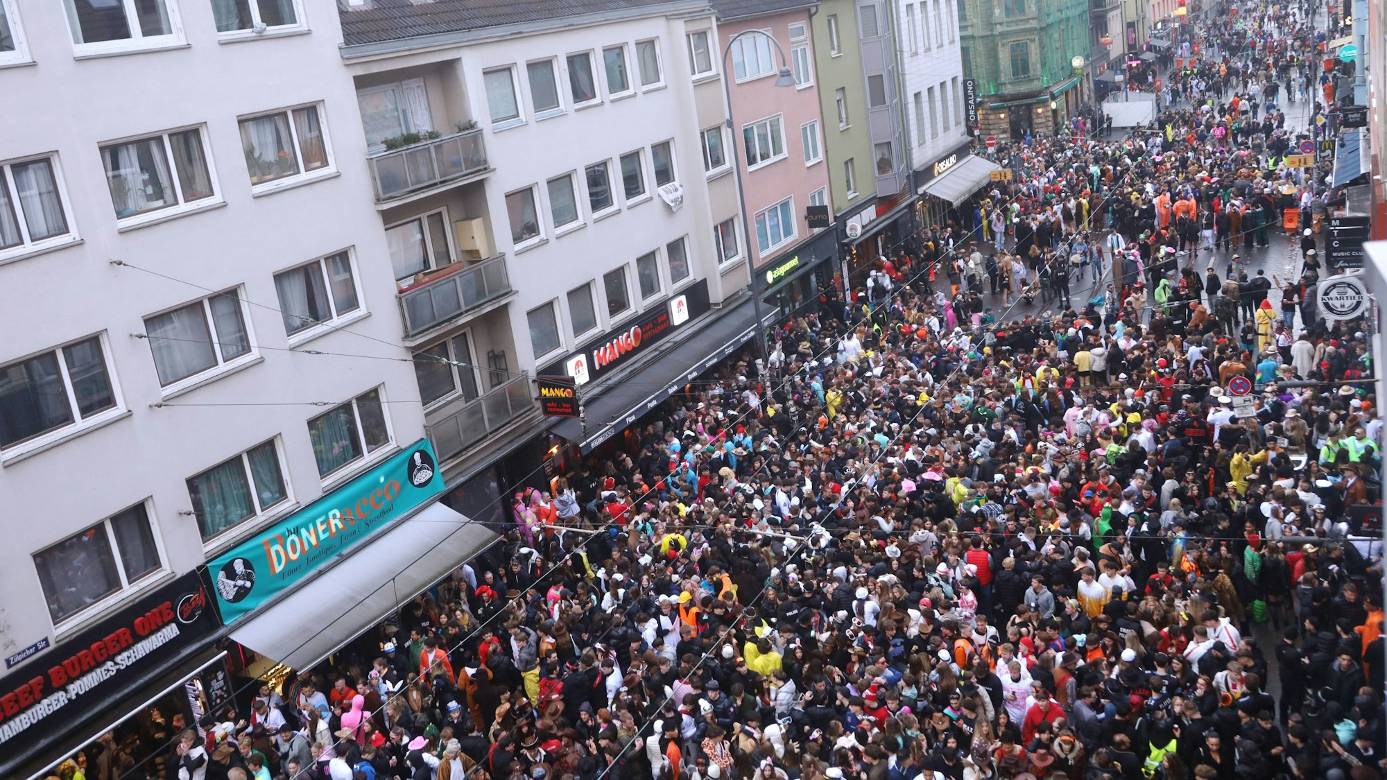 Blick auf die Zülpicher Straße am Nachmittag an Weiberfastnacht in Köln.