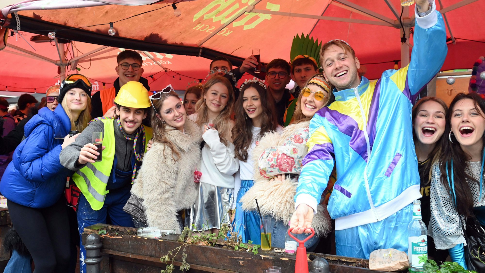 12.02.2026 Köln. Weiberfastnacht. Straßenkarneval. Bonner Straße. Foto: Alexander Schwaiger