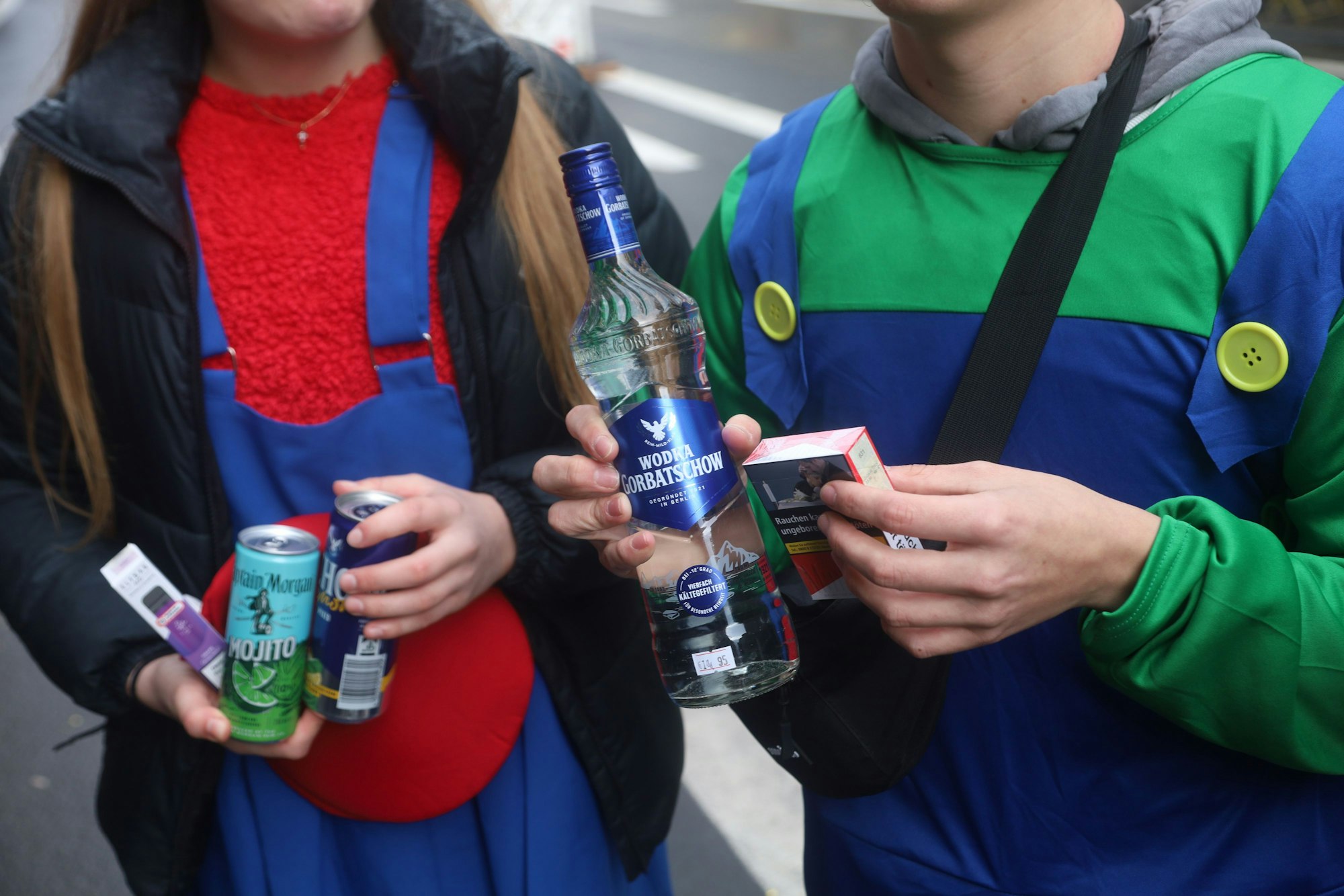 Die Testkäufer Dennis und Maria präsentieren ihren Kiosk-Kauf.