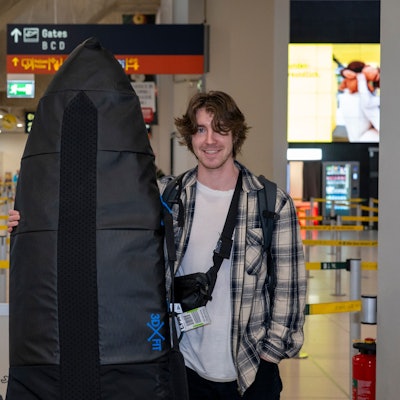 Lewin Koch (26) will an Karneval lieber surfen und fliegt mit Ryanair nach Gran Canaria.