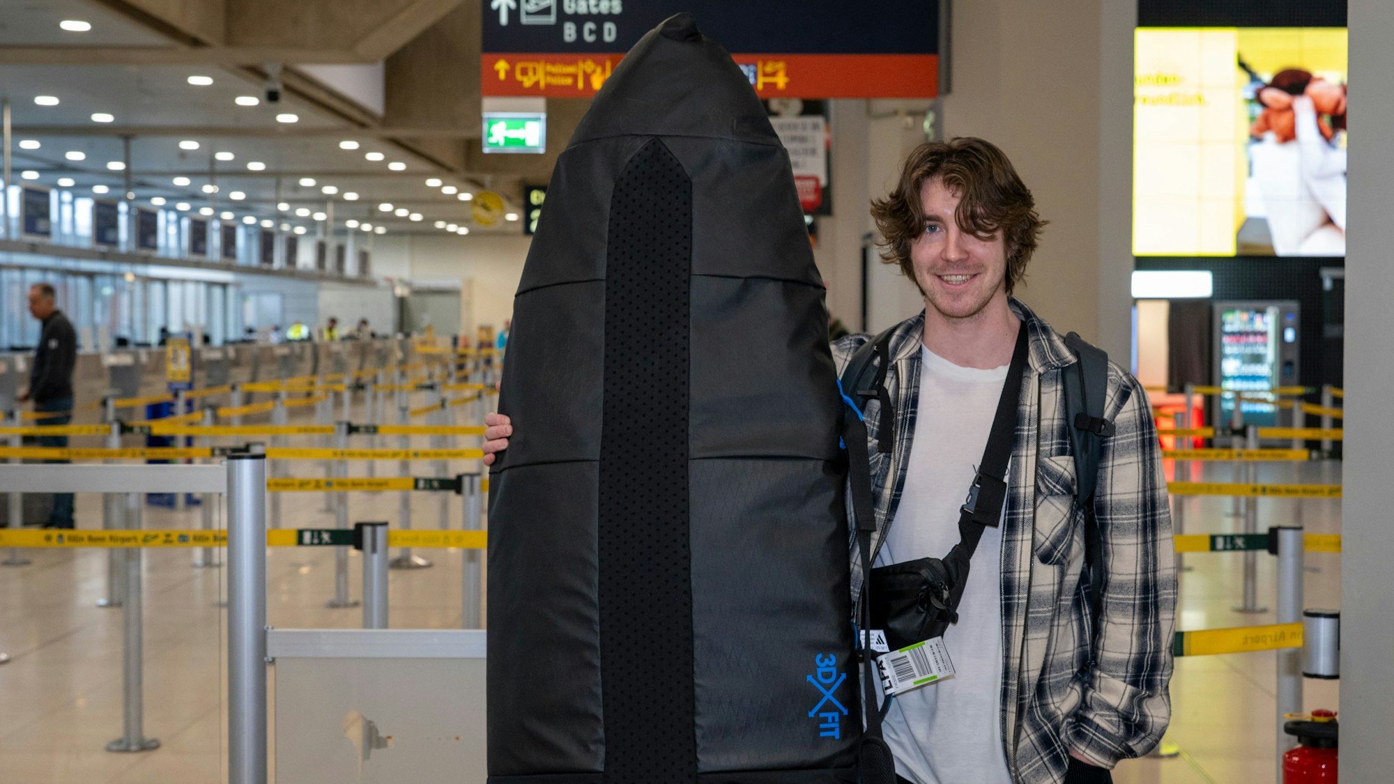 Lewin Koch (26) will an Karneval lieber surfen und fliegt mit Ryanair nach Gran Canaria.