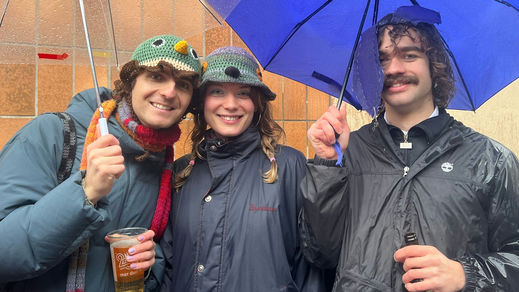Fred, Ivana und Elias harren hoffnungsvoll vor der Lotta aus.