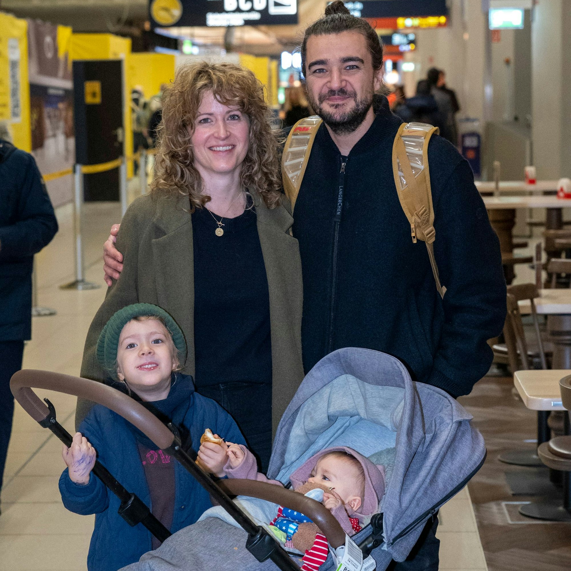 Linda, Kenan und die Kinder Lui und Kaia fliegen nach Barcelona zu einer Hochzeit.