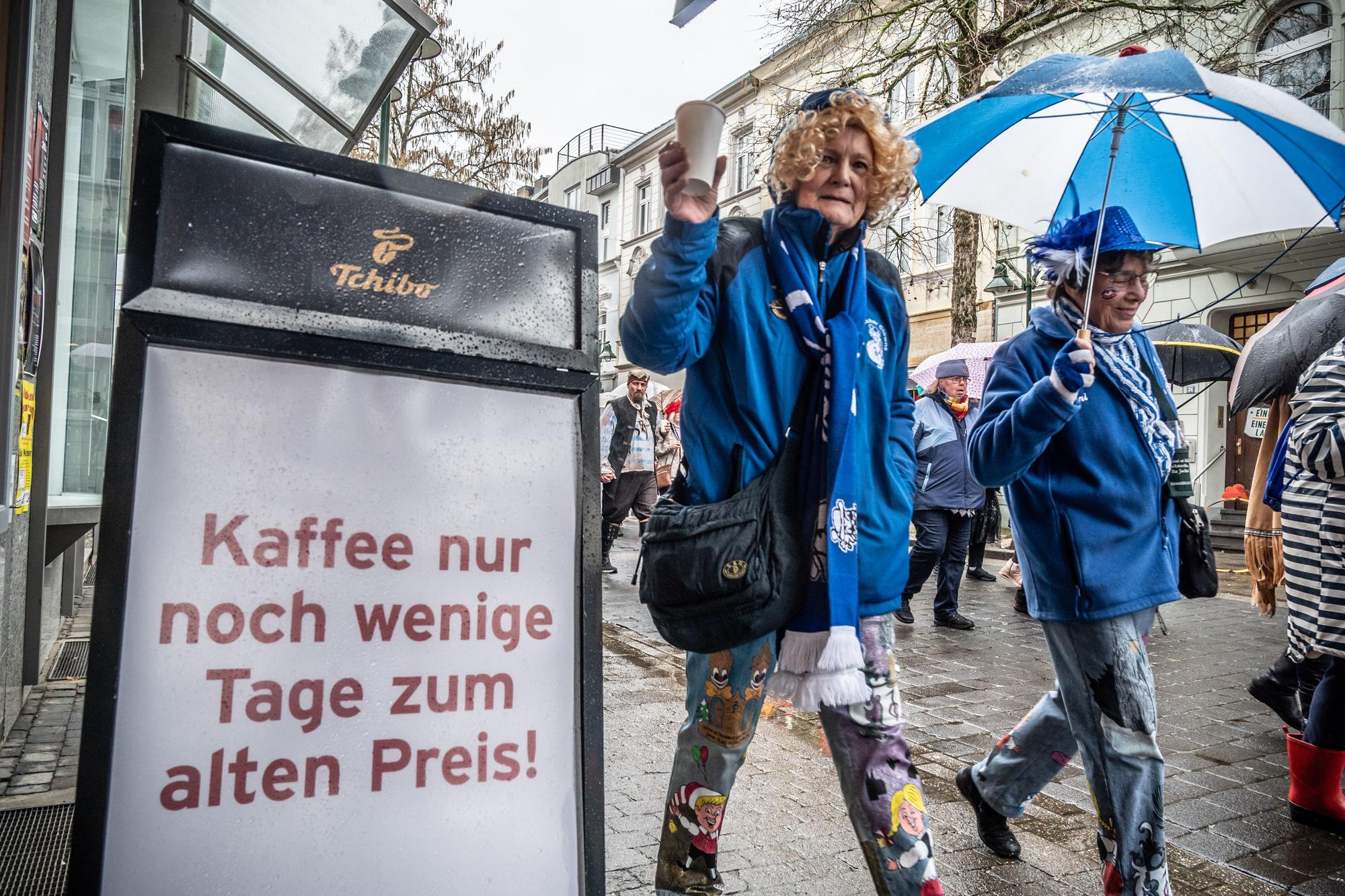 Am Schlebuscher Weiberzug 2026 beteiligten sich trotz widriger Umstände 100 Frauen. Bild: Ralf Krieger