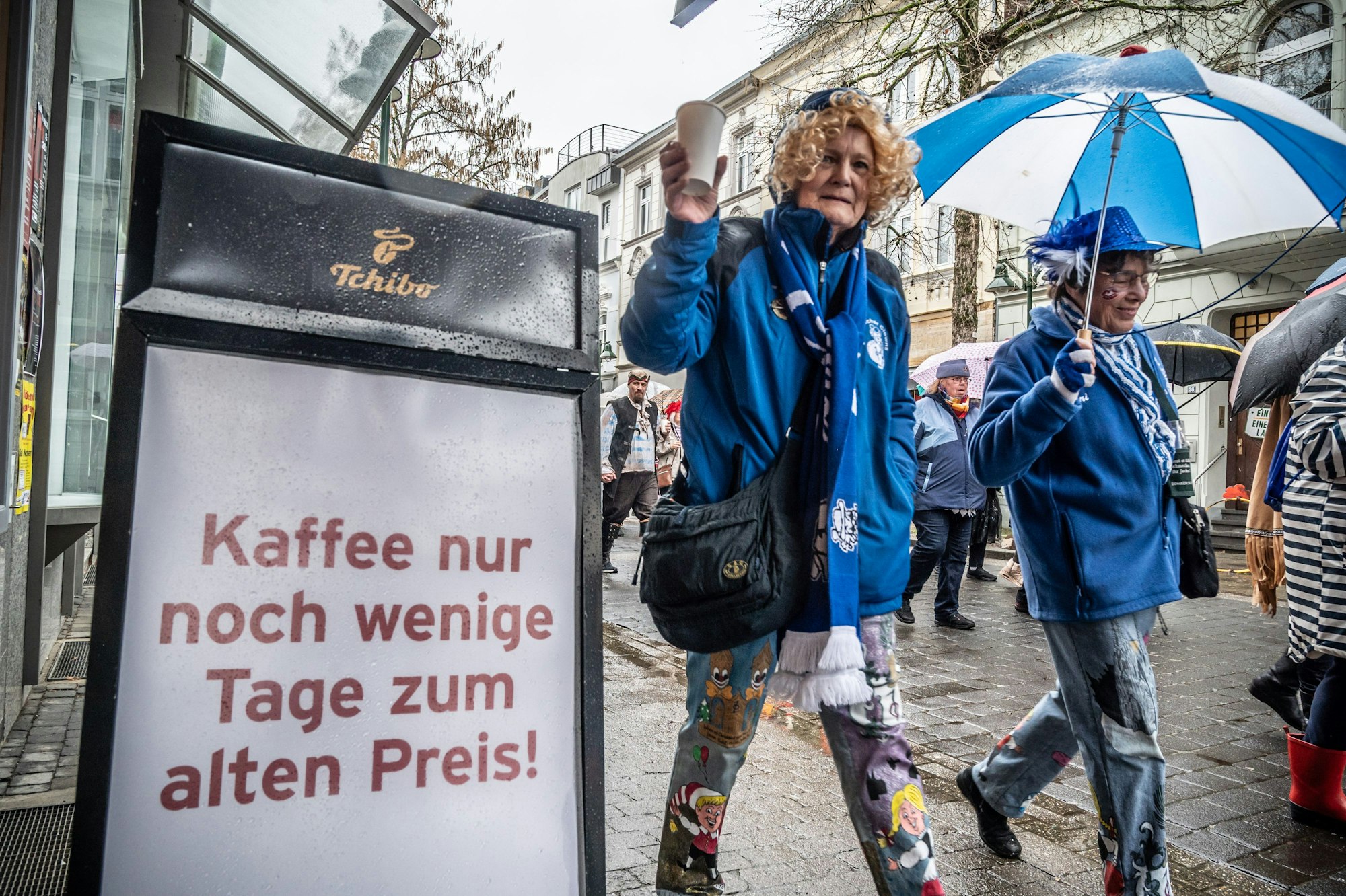 Am Schlebuscher Weiberzug 2026 beteiligten sich trotz widriger Umstände 100 Frauen. Bild: Ralf Krieger