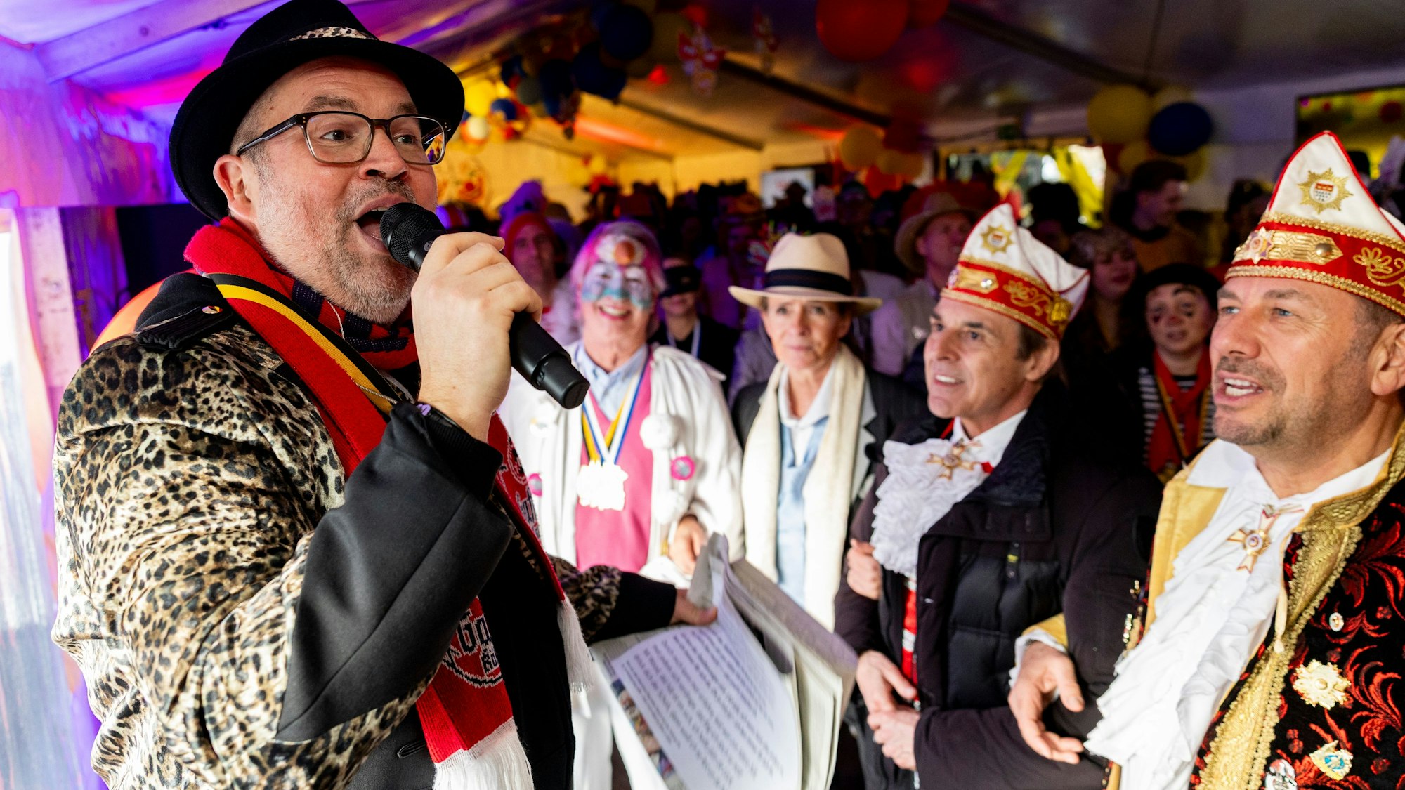 12.02.2026, Köln: Die Weiberfastnachtsbühne von Radio Köln im Tanzbrunnen.
Im Bild Björn Heuser.
Foto: Michael Bause