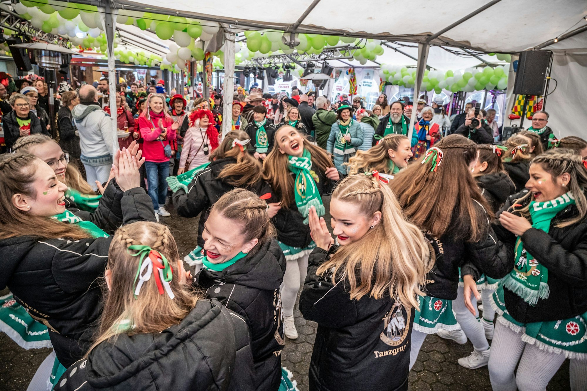 Am Schlebuscher Weiberzug 2026 beteiligten sich trotz widriger Umstände 100 Frauen. Bild: Ralf Krieger