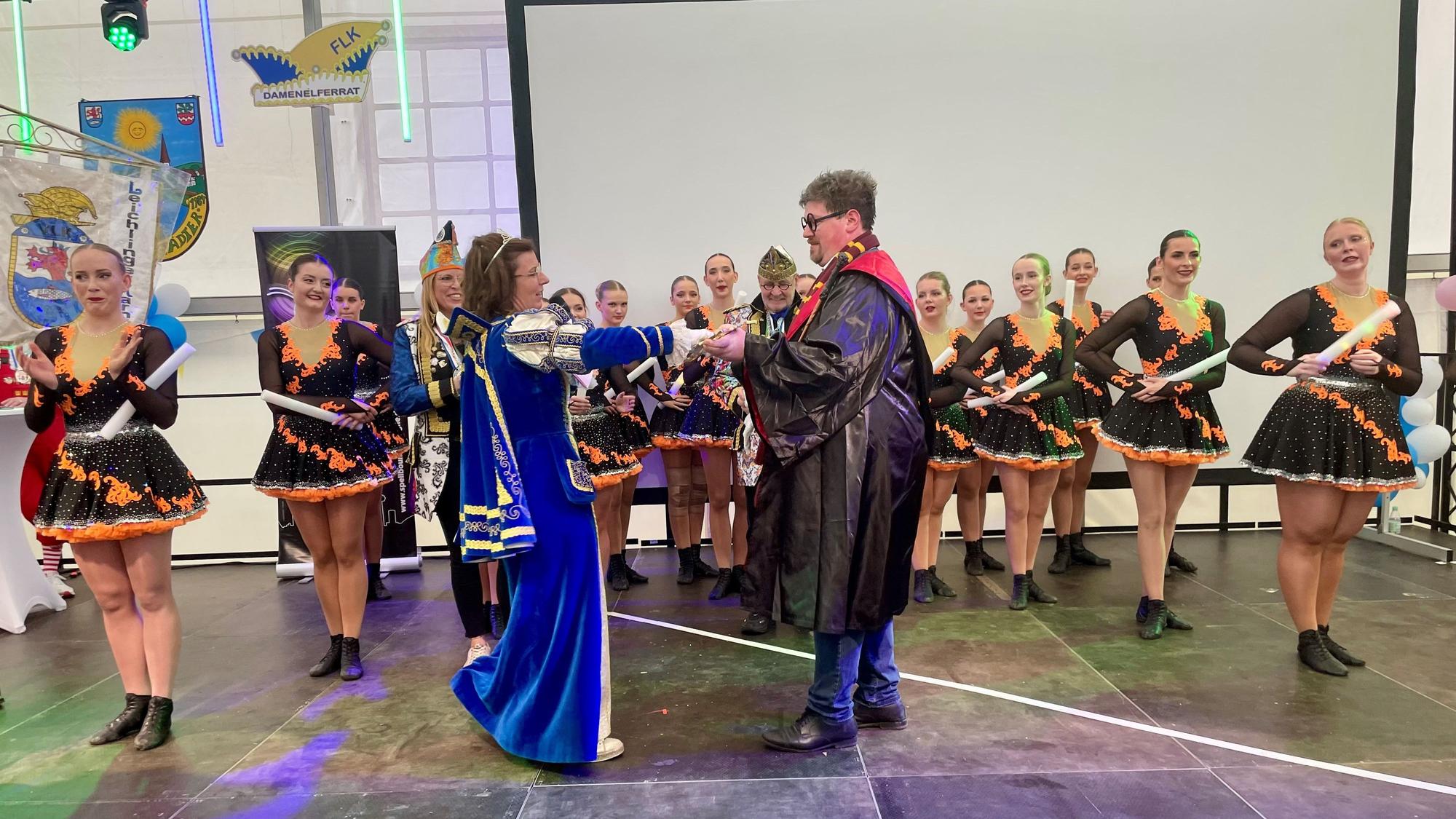 Der Moment: Bürgermeister Maurice Winter übergibt den Rathausschlüssel an Prinzessin Nadine.Niklas Pinner