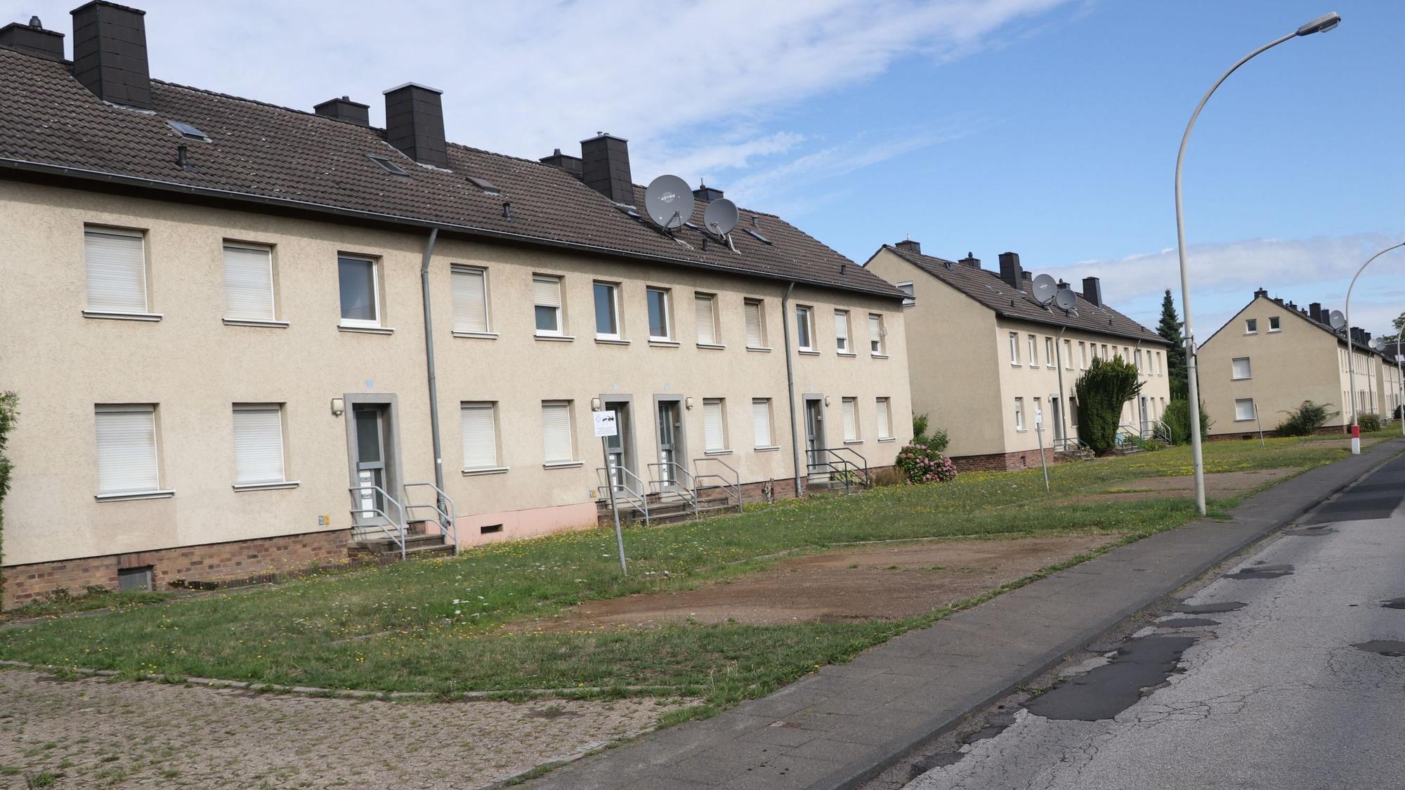 Auf dem Bild sind alte Wohnblöcke zu sehen.