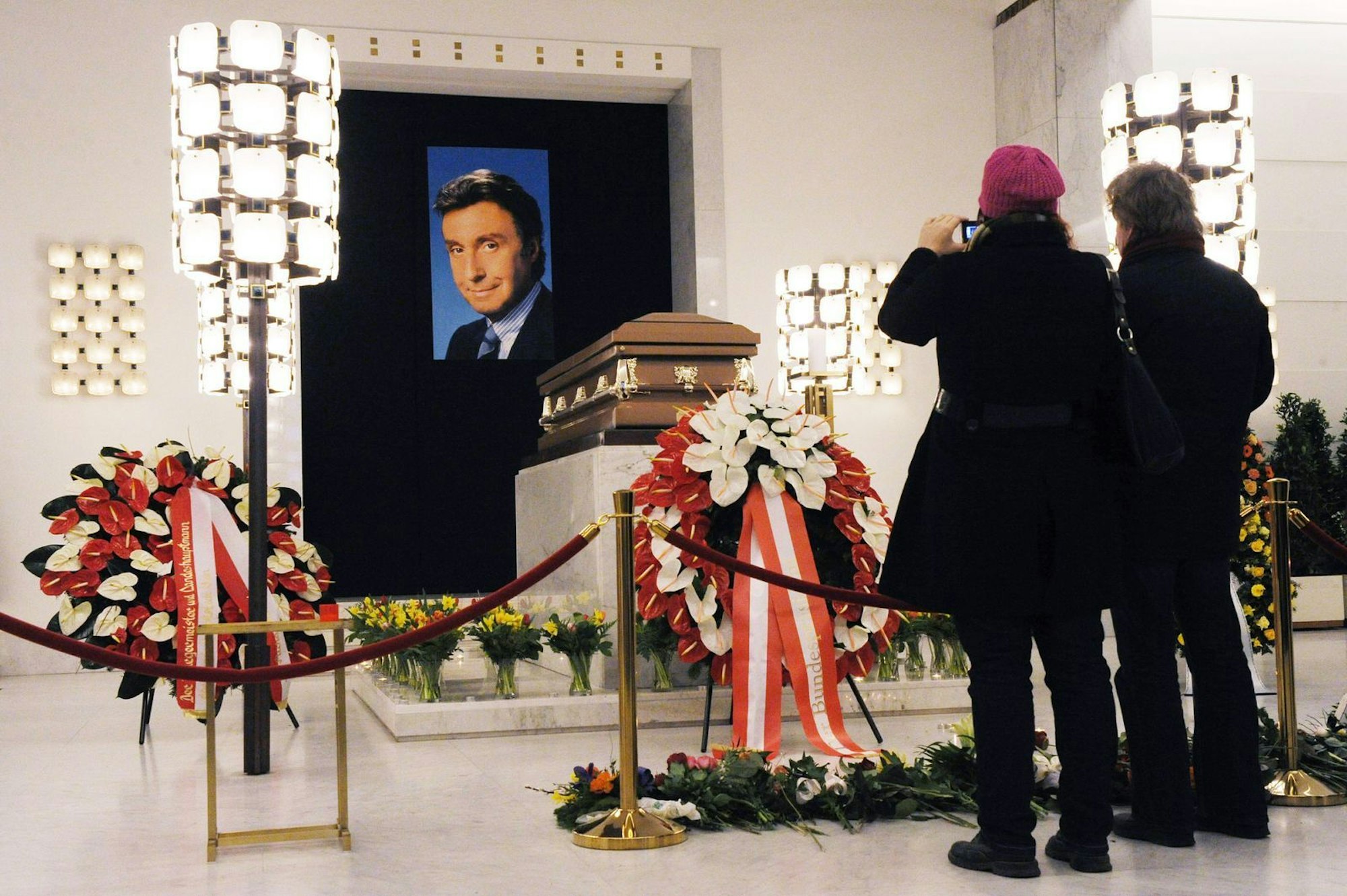 Peter Alexander starb am 12. Februar 2011 in Wien, danach konnten sich Fans und Angehörige noch einige Tage lang am Sarg von dem legendären Entertainer verabschieden. (Bild: Getty Images/Martin Schalk)