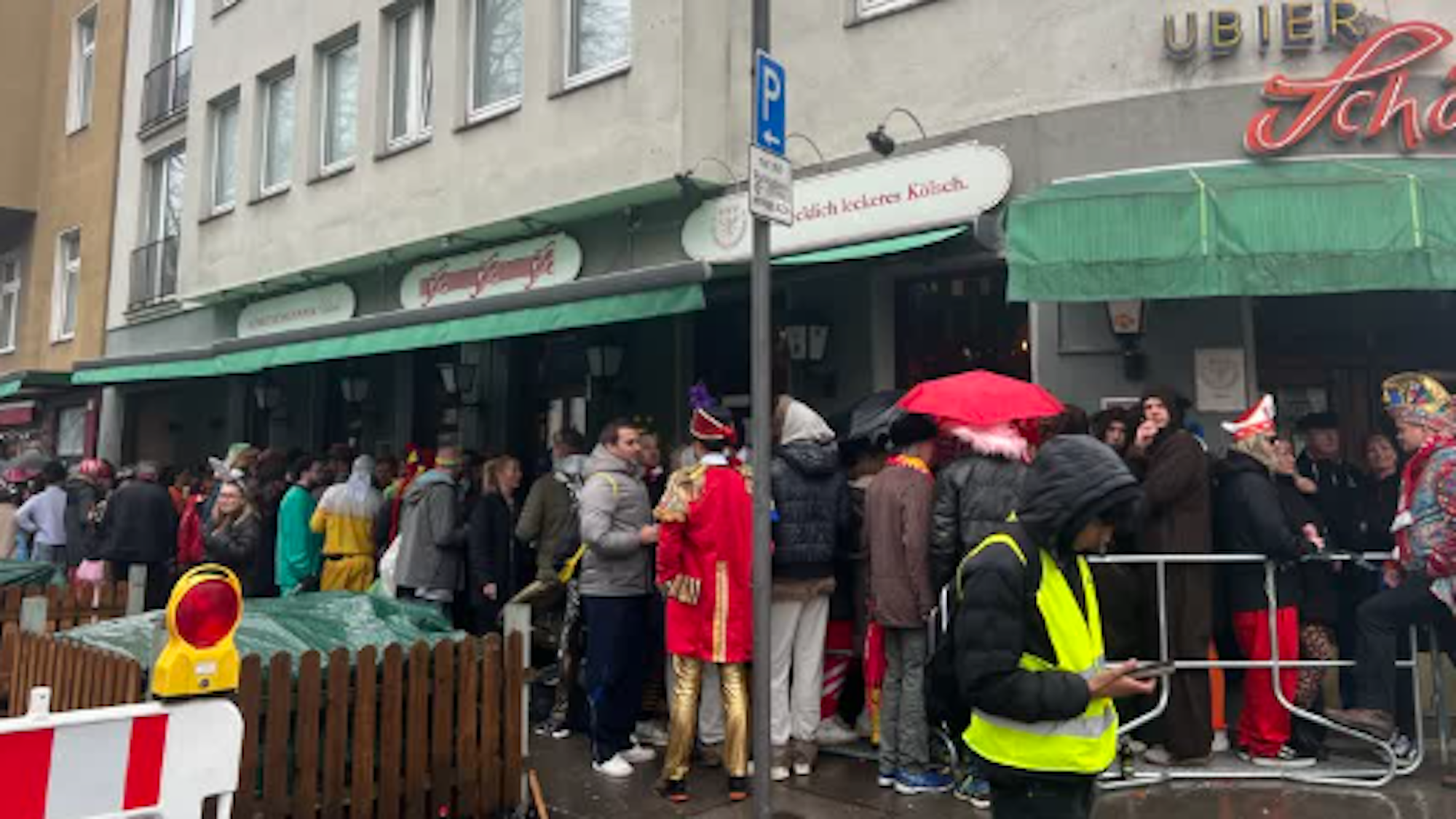 Schlange vor der Ubierschänke