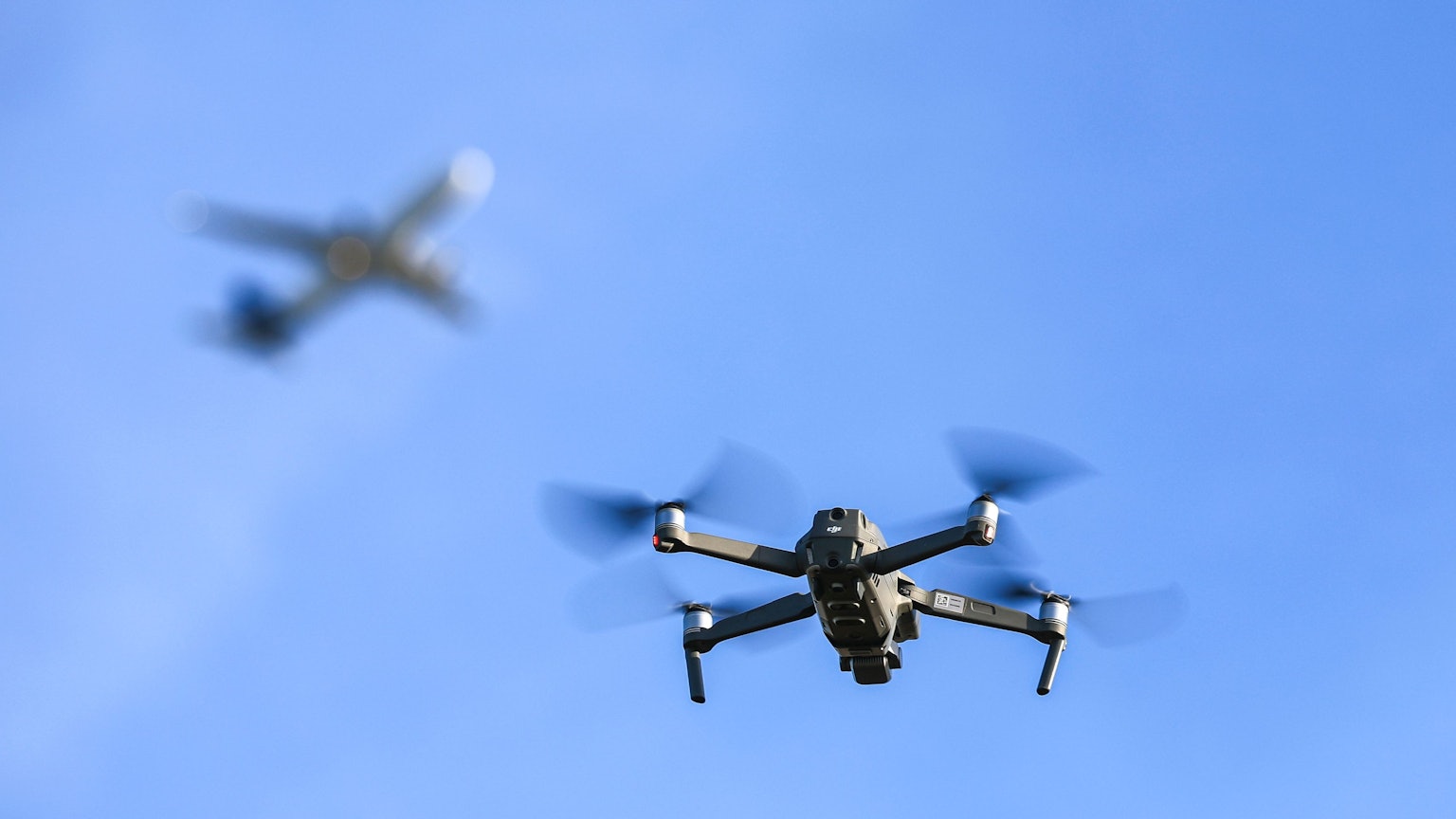 Nicht nur an Flughäfen, auch für nordrhein-westfälische Haftanstalten sind Drohnen zu einem schwerwiegenden Problem geworden.