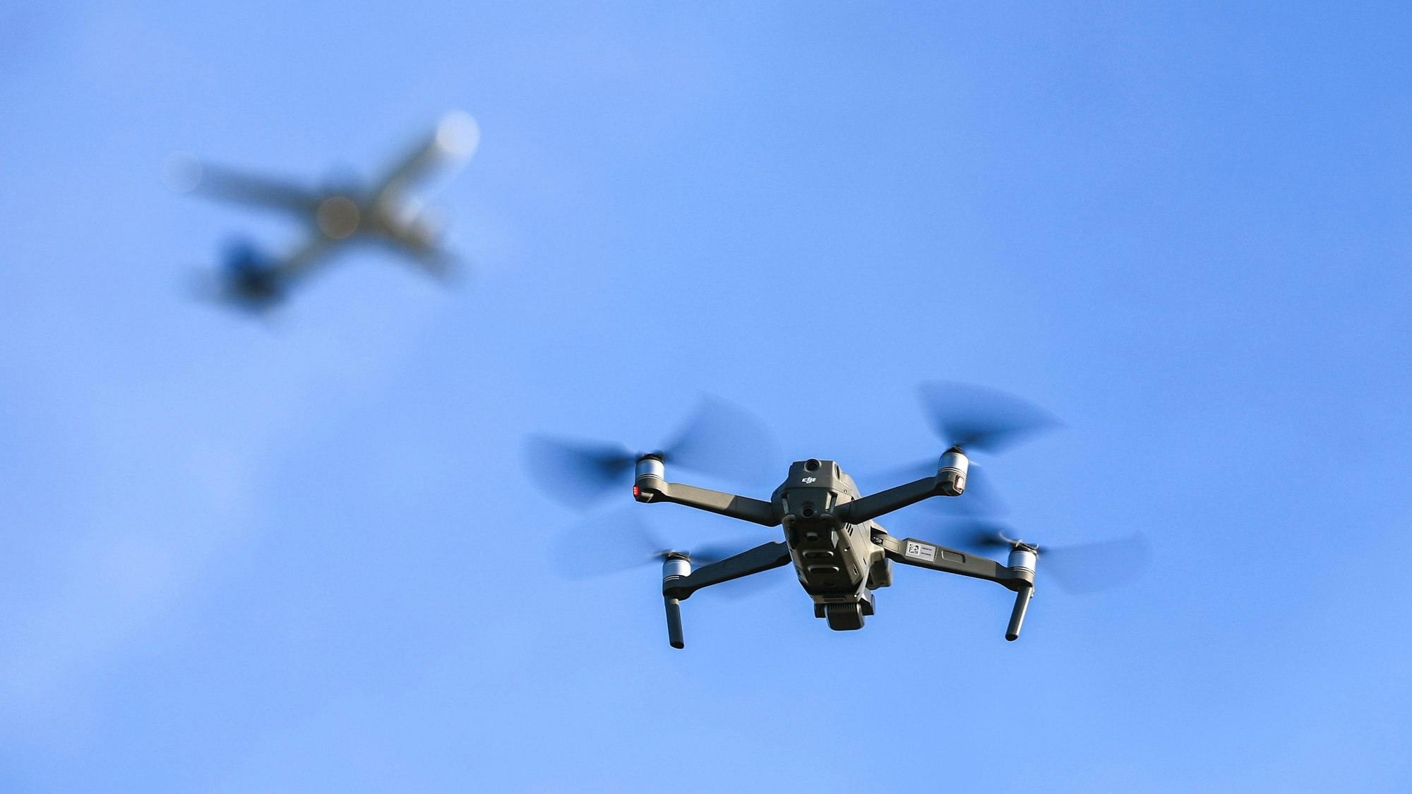 Nicht nur an Flughäfen, auch für nordrhein-westfälische Haftanstalten sind Drohnen zu einem schwerwiegenden Problem geworden.