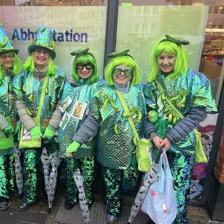 Die Gurkengruppe: Frauengruppe aus Köln, gesehen am Chlodwigplatz.