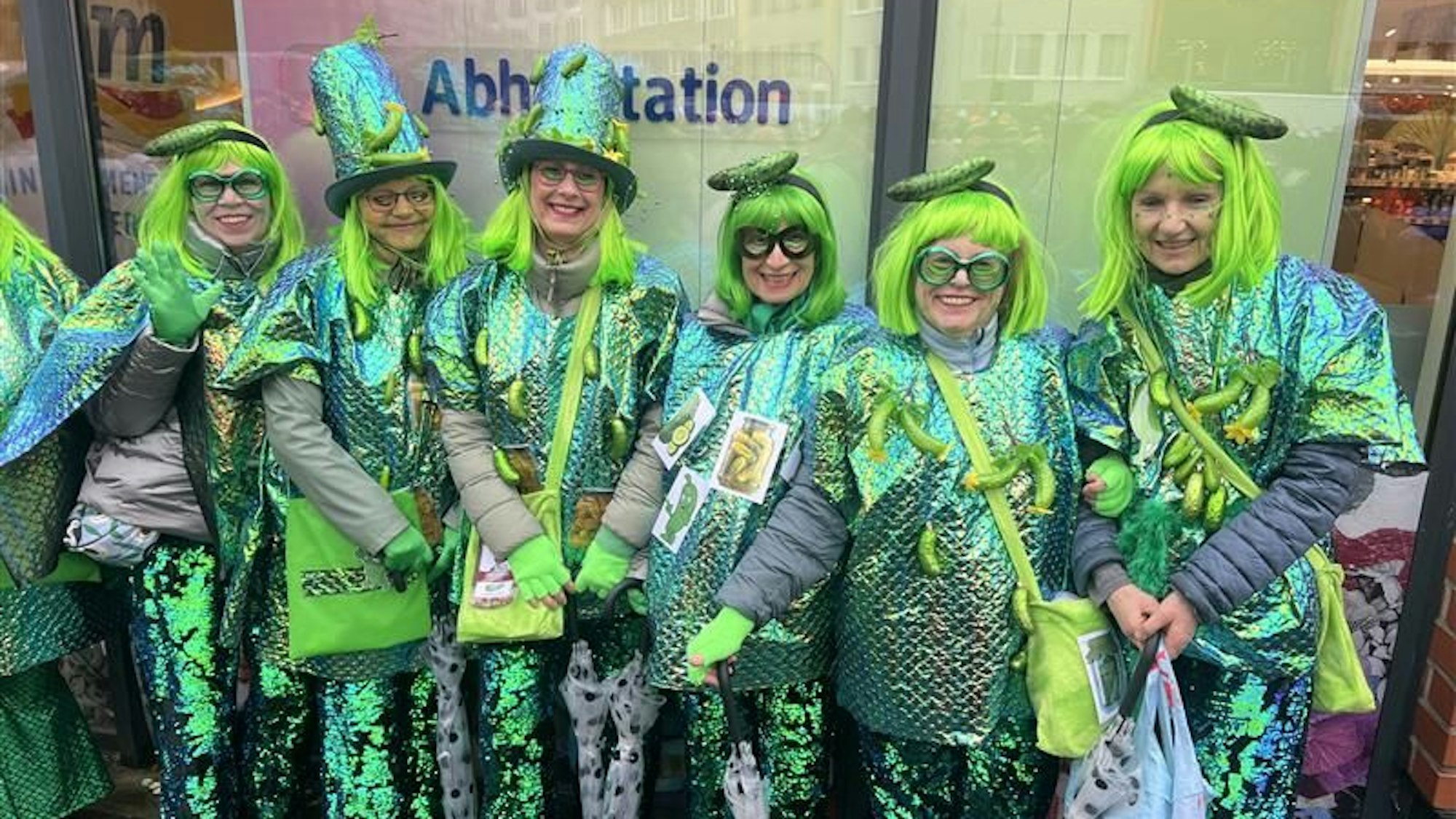 Die Gurkengruppe: Frauengruppe aus Köln, gesehen am Chlodwigplatz.