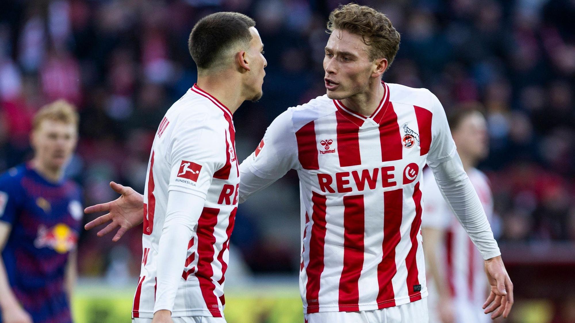 Sebastian Sebulonsen diskutiert während des Spiels gegen RB Leipzig mit seinem Kollegen Said El Mala.